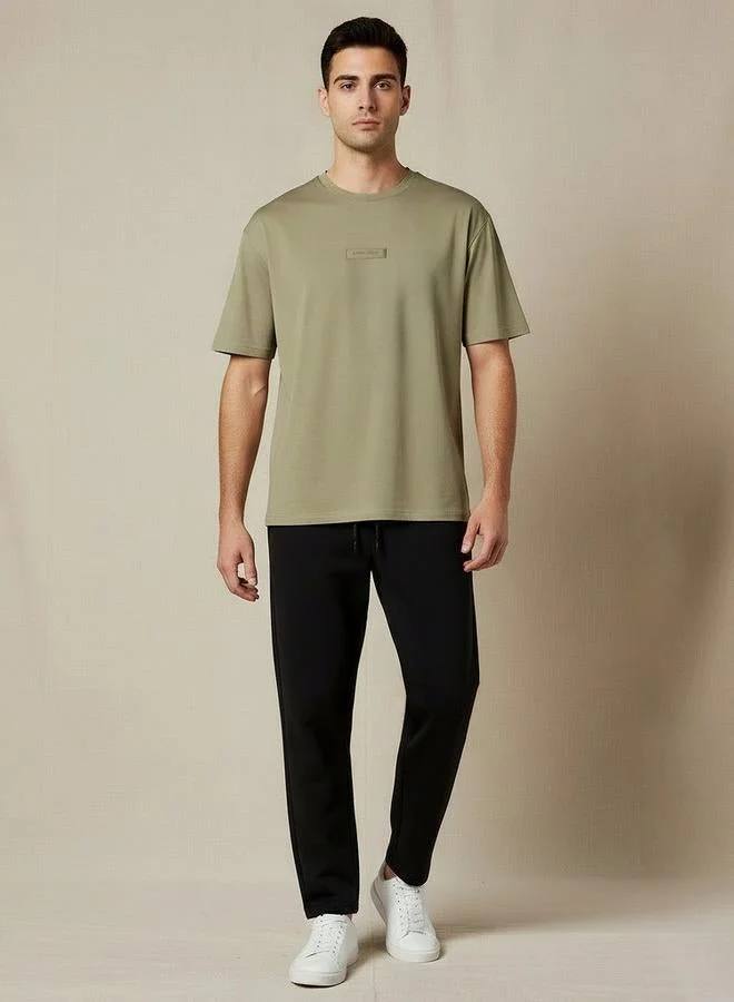 كابا تيشيرت رجالي كابا بياقة دائرية وأكمام قصيرة بتصميم شعار مطرز